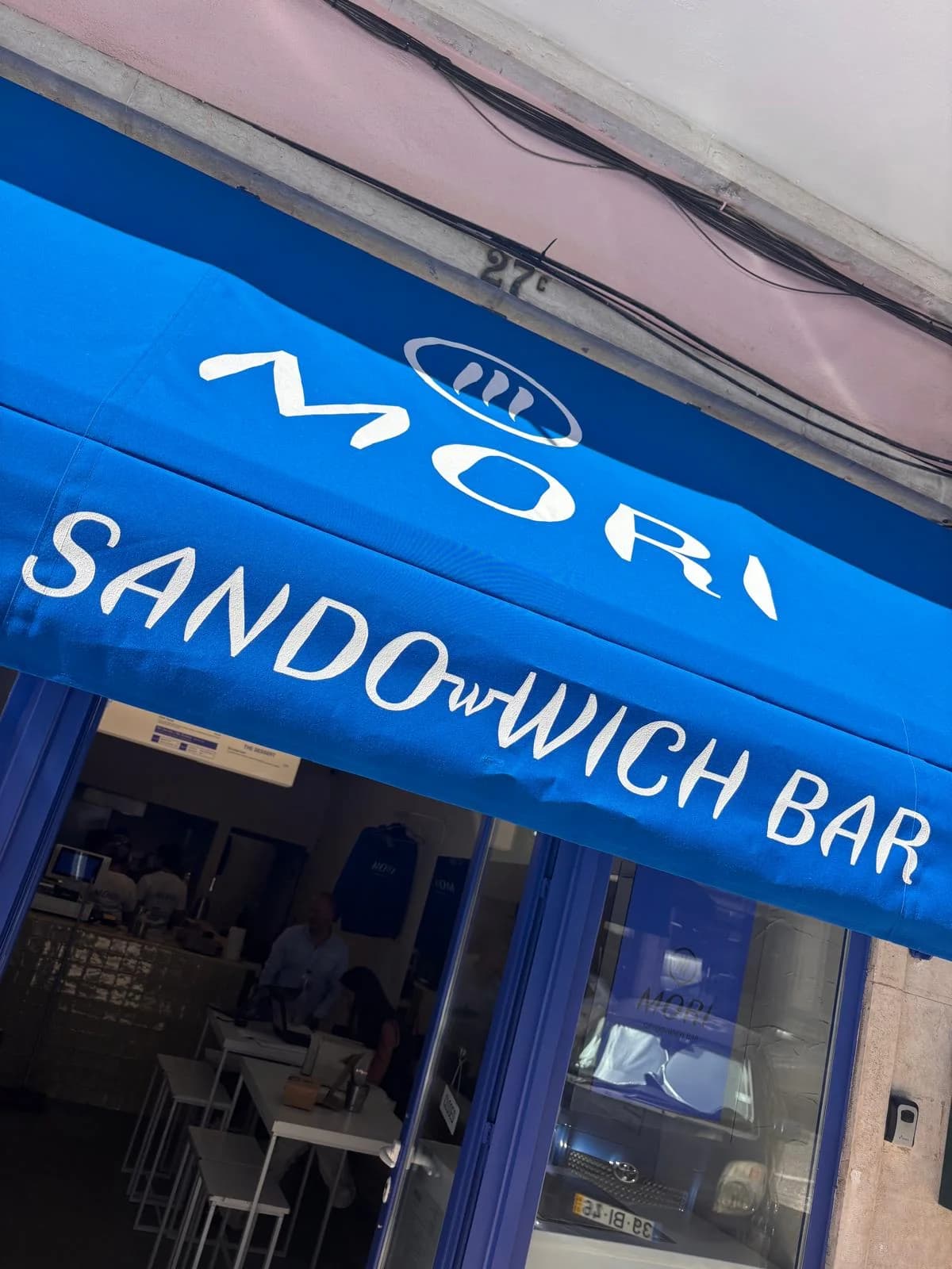 Toldo azul MORI na entrada da Rua Marquês de Alorna, 27C